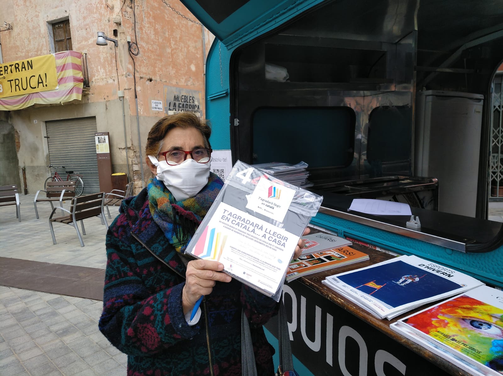 Una lectora amb la bossa de la campanya 'T'agradarà llegir en català a casa'